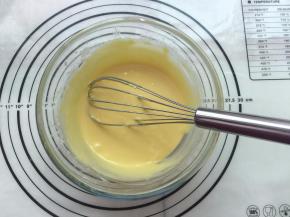 混合好的蛋黄糊放一旁备用