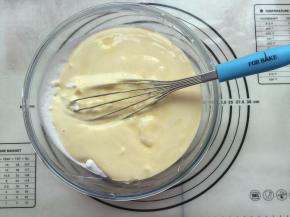 再把先混合好的蛋糊倒进蛋白糊中，翻拌至看不见蛋白霜，拌成粘稠的巧克力酱状态即可，（一定要快速翻，要不也一样会消泡的哦）
把混合好的蛋糕糊放一旁