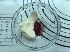 先准备一个小碗，挖少许蛋糕糊和红曲粉先混合