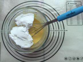 将1/2的蛋白霜倒入蛋黄糊中，用手动打蛋器从盆底由下向上快速翻拌（不习惯用手动打蛋器的朋友请用硅胶刀