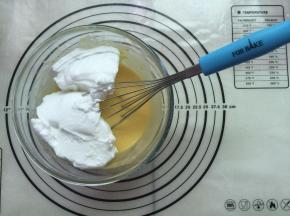将1/2的蛋白霜倒入蛋黄糊中，用手动打蛋器从盆底由下向上快速翻拌（不习惯用手动打蛋器的朋友请用硅胶刀