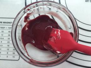 混合好的红曲蛋糕糊，再挖三分之一的原味蛋糕糊再次拌均匀
这是预热烤上下火150度10分钟