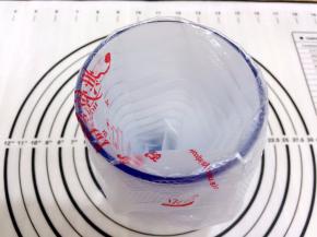 用高身杯套着裱花袋