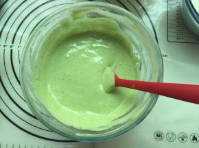 抹茶蛋糕糊和红曲蛋糕糊的操作是一样的