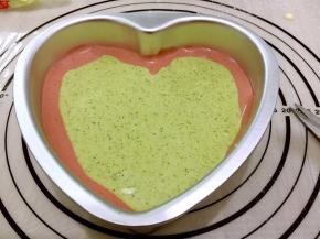 再把抹茶面糊挤进去