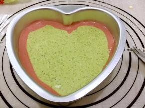 再把抹茶面糊挤进去
