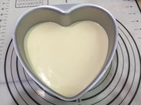 先把原味蛋糕糊倒入法焙客的心形阳模具中