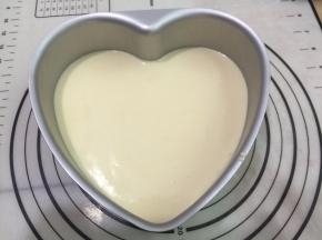 先把原味蛋糕糊倒入法焙客的心形阳模具中