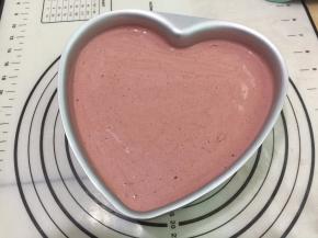 逐渐把三味蛋糕糊都挤进横具中