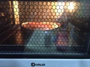 把蛋糕送进烤箱，放入烤箱最低层，温度为上火130度下火120度分钟45—60分钟