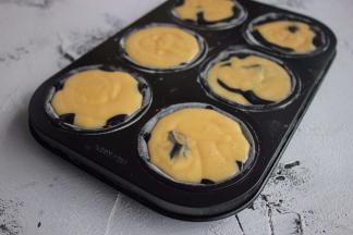 将蛋糕糊取出，装入裱花袋，随意的将两种蛋糕糊交错挤入模具内，轻震去气泡，静置15分钟