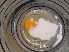 鸡蛋内加入砂糖