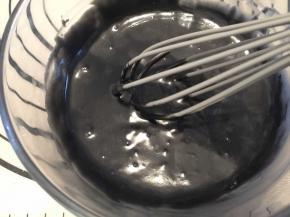 取1/3之蛋糕糊加入食用竹炭粉，拌匀后盖上保鲜膜冰箱冷藏20分钟，原色蛋糕糊也一样