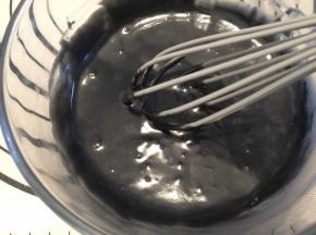 取1/3之蛋糕糊加入食用竹炭粉，拌匀后盖上保鲜膜冰箱冷藏20分钟，原色蛋糕糊也一样