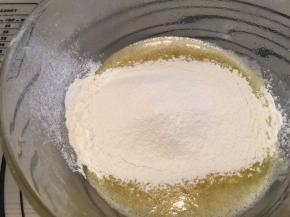 筛入低粉和泡打粉，拌匀