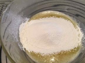 筛入低粉和泡打粉，拌匀