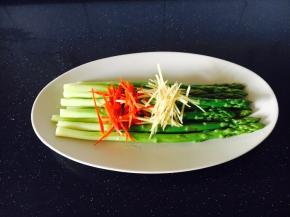 把芦笋整齐的放在盘子里，上边放上姜丝和辣椒丝。
