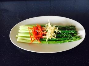 把芦笋整齐的放在盘子里，上边放上姜丝和辣椒丝。