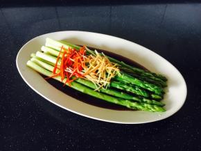 锅里放1勺生抽、1勺凉拌汁、1勺清水，1小勺香油，煮开后关火，把酱汁浇在姜丝和辣椒丝上即可。