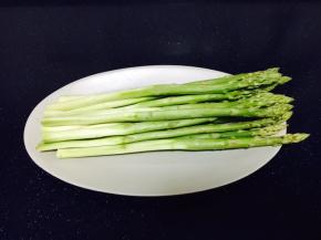 芦笋洗干净，切去约1寸左右的老梗，用刮皮刀刮去芦笋的皮（我刮了约2寸左右）。