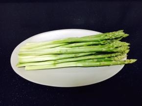 芦笋洗干净，切去约1寸左右的老梗，用刮皮刀刮去芦笋的皮（我刮了约2寸左右）。