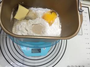 把所有材料都称好投进面包桶内