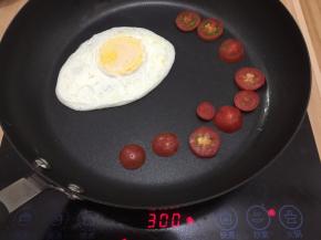 打入鸡蛋，和圣女果码入