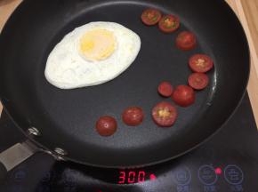 打入鸡蛋，和圣女果码入