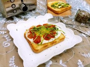 把豆苗码上，撒上香料，这就完成了