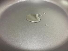 锅里加少少许油，一点点就够了，不用多