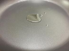 锅里加少少许油，一点点就够了，不用多