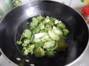 西兰花切好放盐水煮一会