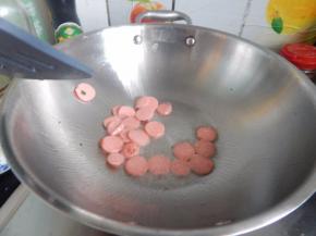 锅里加入油加入火腿片