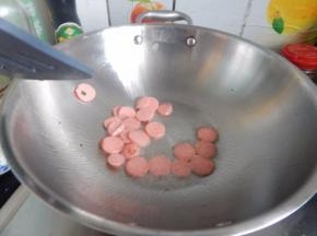 锅里加入油加入火腿片