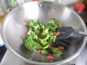 炒匀加入西兰花炒