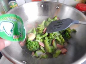 在加入一个浓汤宝