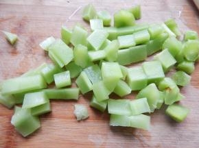 莴笋去皮切丁