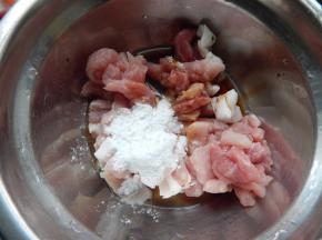 加入料酒生抽淀粉抓匀