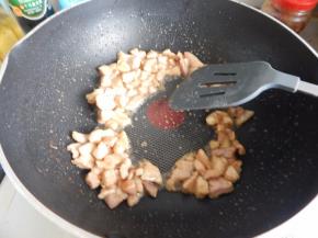 肉末加入快速炒散