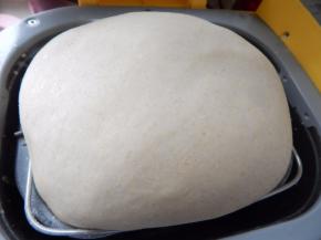 高筋面粉加入白糖加入清水加入鸡蛋加入酵母柔成面团，柔出膜发至两倍大