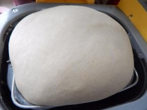 高筋面粉加入白糖加入清水加入鸡蛋加入酵母柔成面团，柔出膜发至两倍大