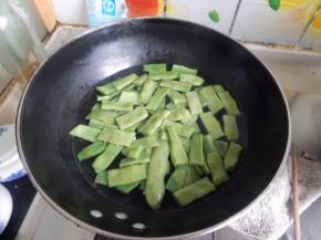 锅里加入油加入豆角