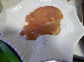 拿出来的猪排沾上面粉