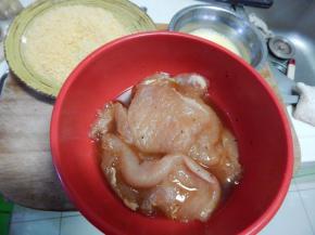 鸡排加入料酒 ，烤肉料盐抓匀腌一个晚上