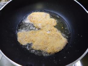 锅里加入油加入鸡排煎