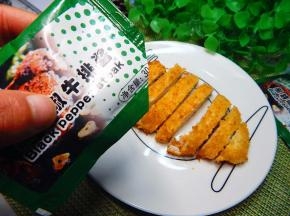 在挤上黑胡椒酱