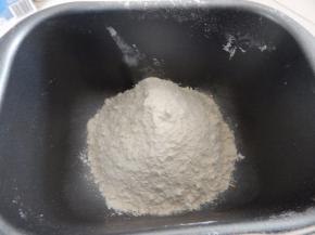 面粉加入面粉机里