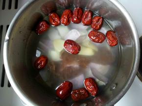 准备一锅水。全部材料放进去大火到水沸。再转小火到紫薯熟了就可以了。