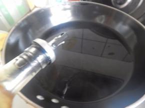 锅里加入水加入盐及油烧开