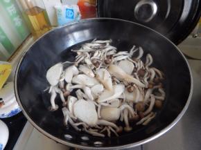 水开后加入两种菇焯下水